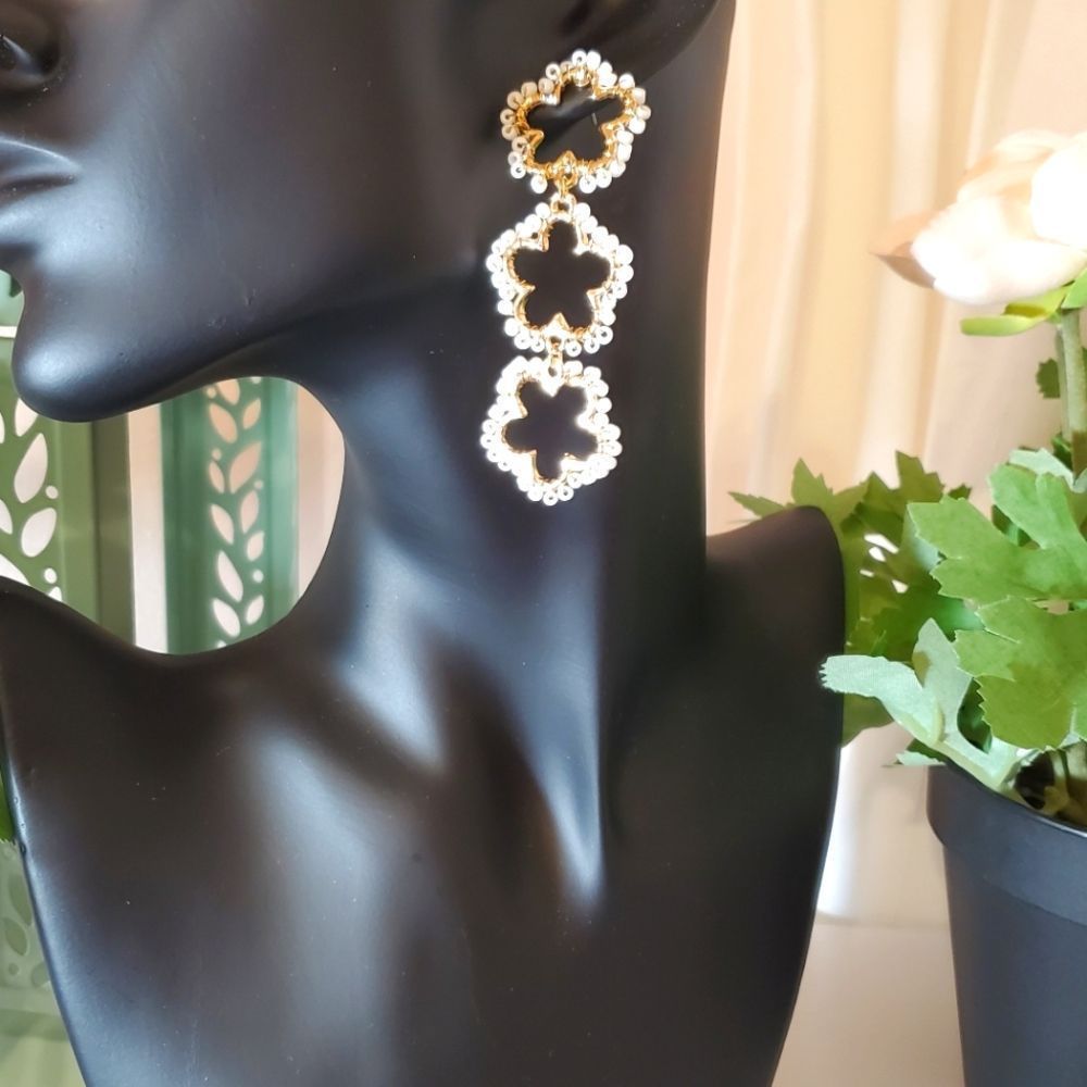 WHITE Seed Bead Flower Earrings - Picture 2 of 6